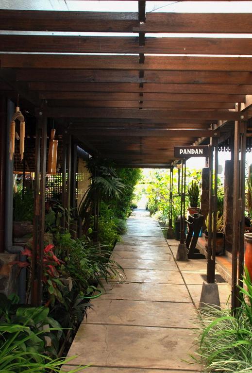 De Daunan Boutique Guesthouse, Gallery & Garden Malang Exteriér fotografie